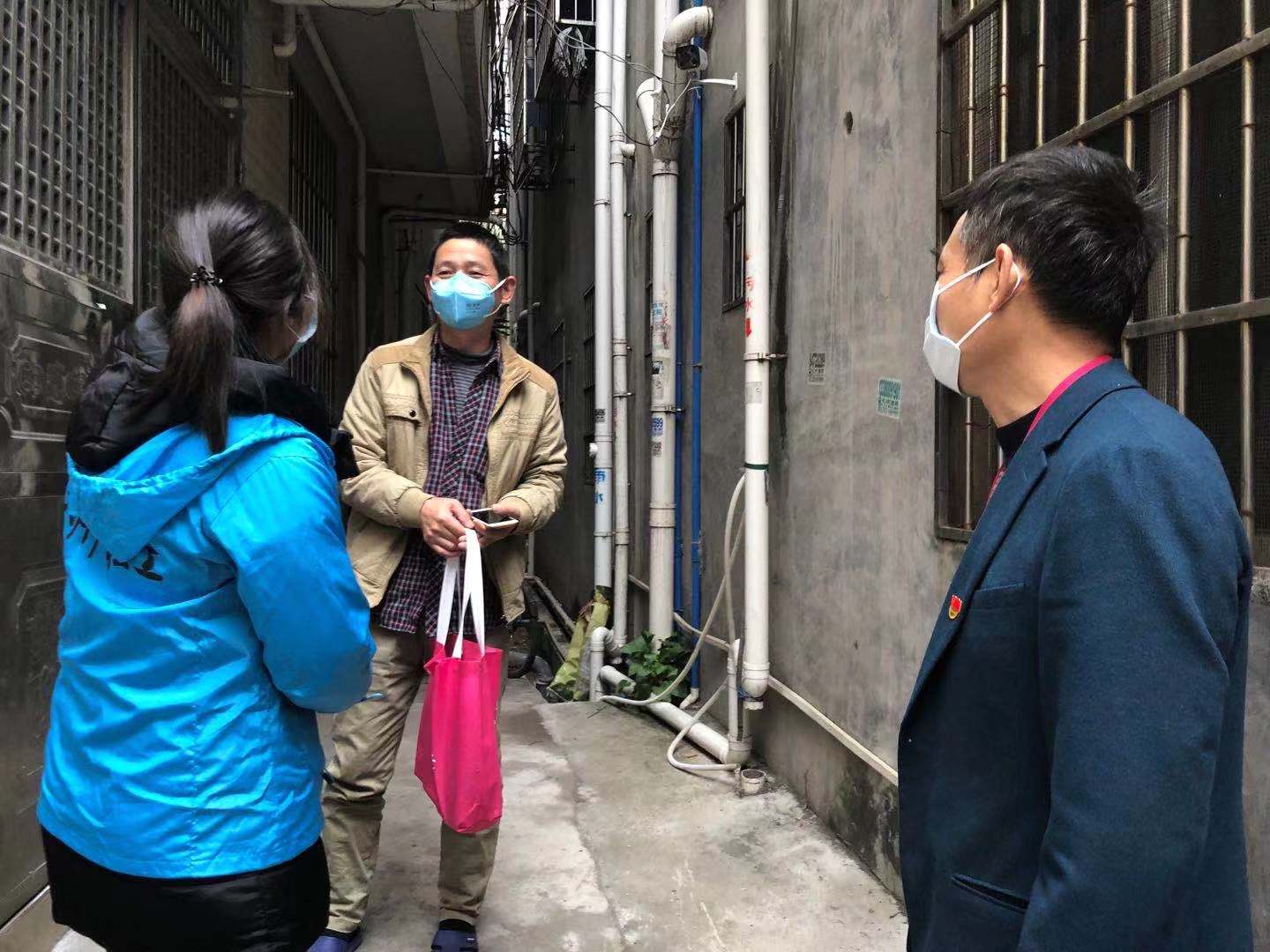 图一：来穗中心负责人、支部书记张世明联动社工上门慰问居家隔离人员