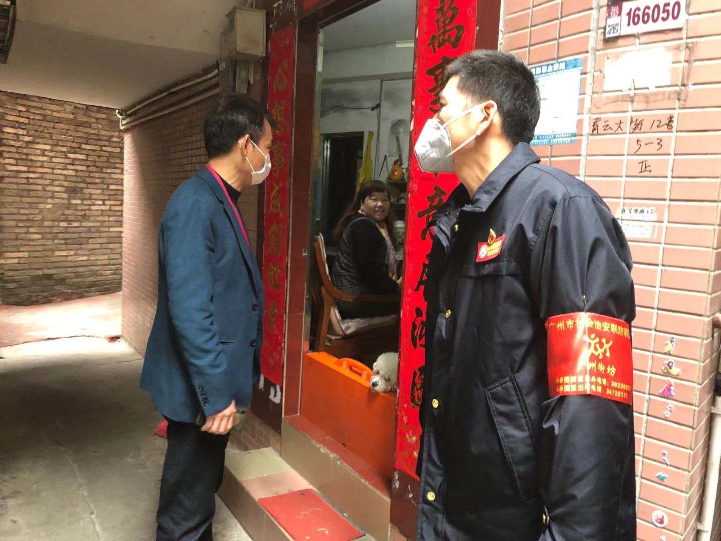图二：支部书记提醒周边的居民注意防护，戴口罩，勤洗手等