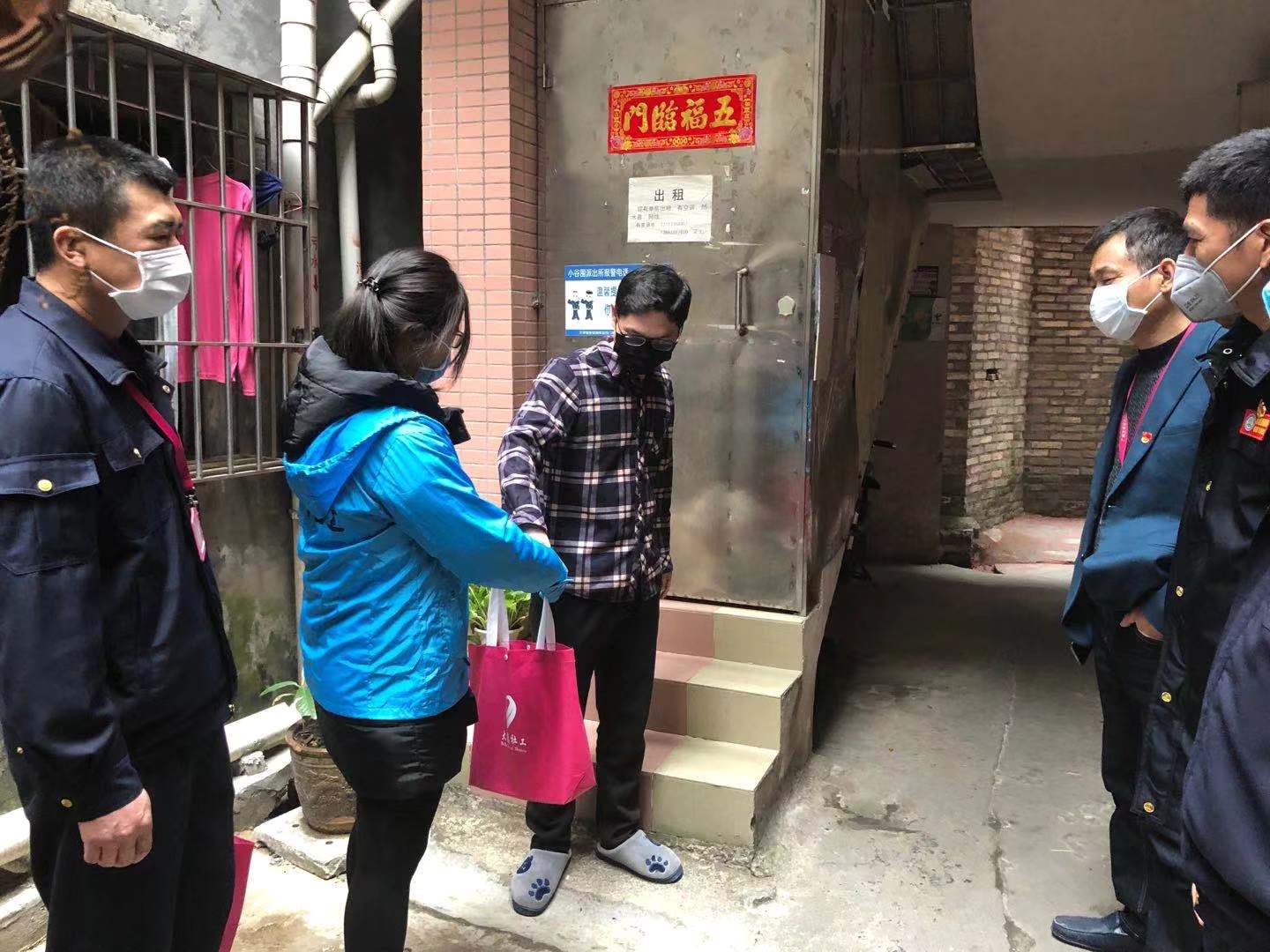 图三：大德社工为居家隔离人员送上慰问物资，表达关怀
